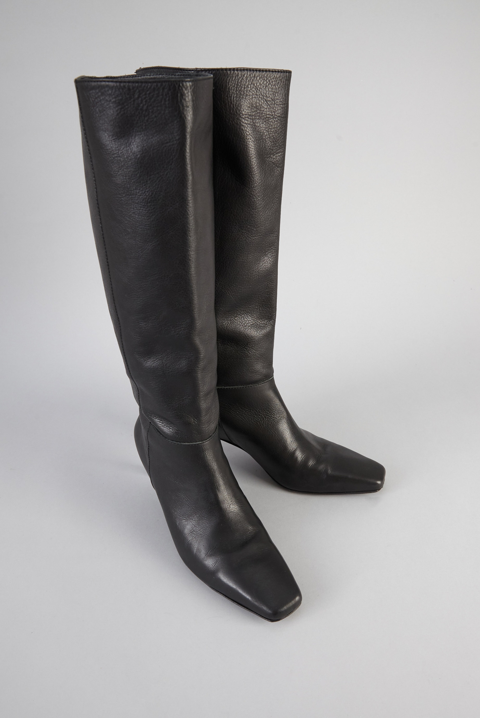 BOTA KOSMOPOLITAN                                                                                    